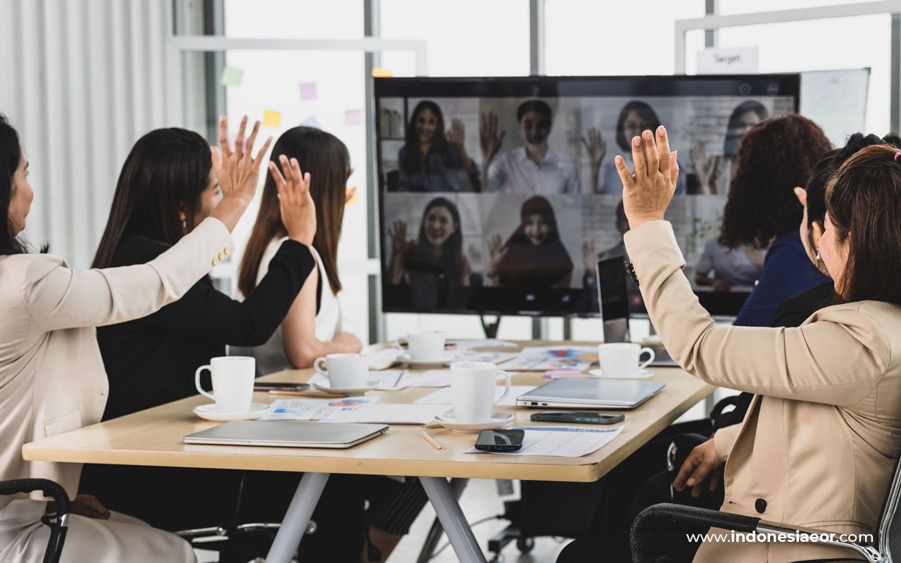 Online meeting between global company and Indonesia Employer of Record (EOR) team discussing hiring, payroll, and compliance in Indonesia.